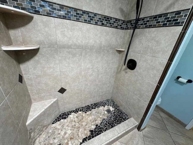 Building Photo - 3 Bedroom, 2 bath home with indoor laundry...