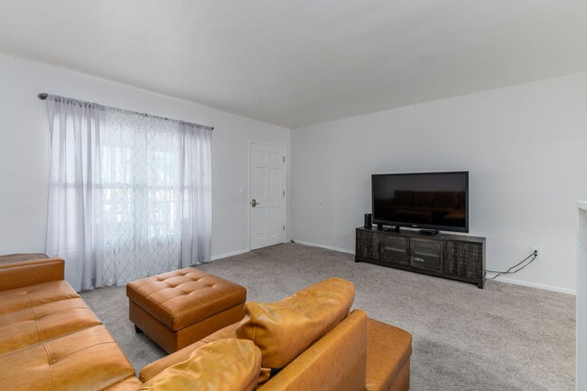 Building Photo - 680 71st Ave N