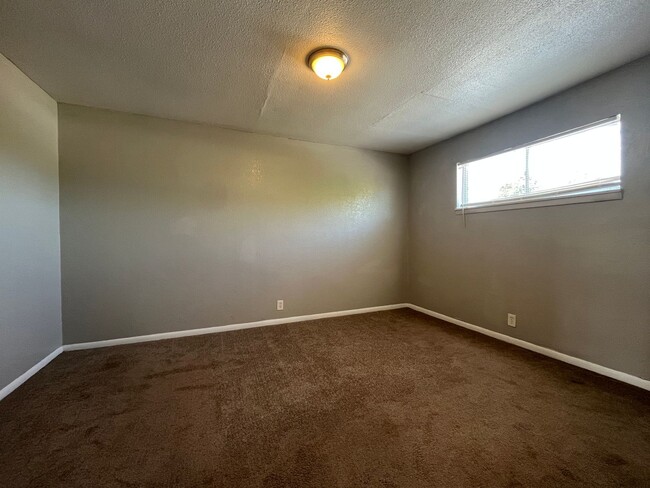 Building Photo - One Bedroom Upstairs Apartment!!