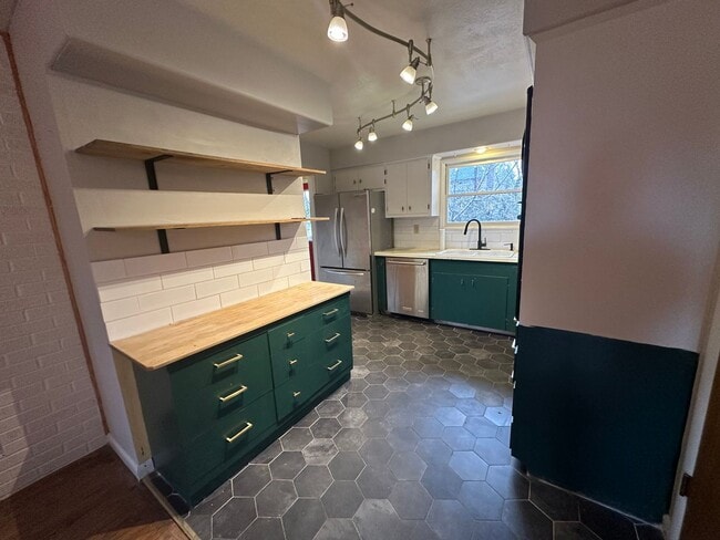 Building Photo - MIDTOWN 3 Bdrm House, All Appliances incl ...