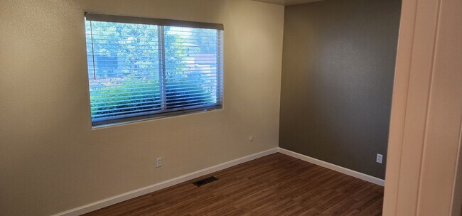 Building Photo - 3BR/2BA NW Reno Gen available immediately!