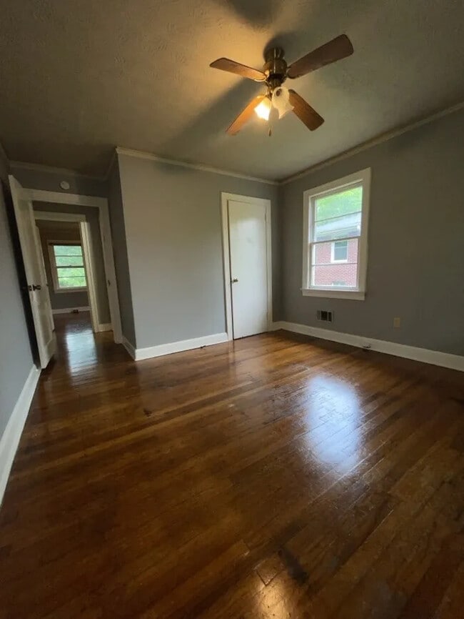 Building Photo - 3 Bedroom 2 Bathroom