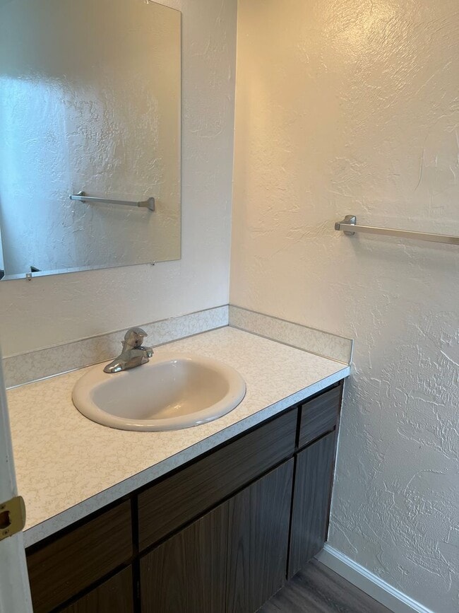 Building Photo - 2 bed 1 1/2 bath duplex in Springfield!