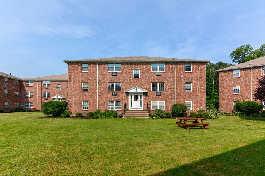 Building Photo - 4 Colonial Village Dr