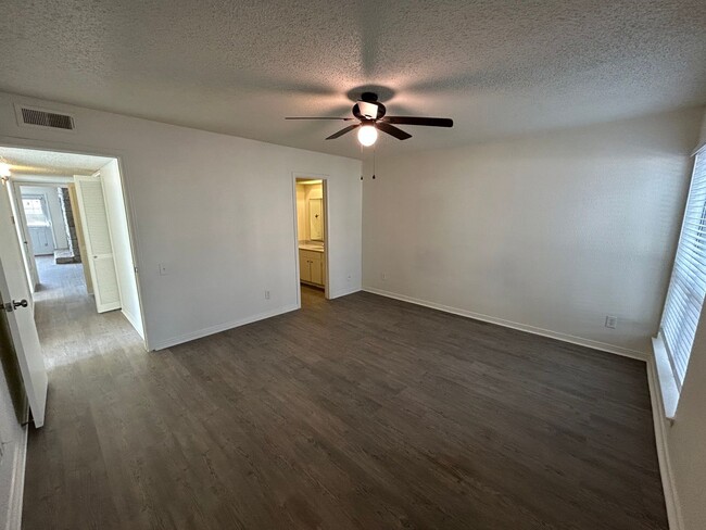 Building Photo - SUPERB Duplex in Euless! READY NOW!