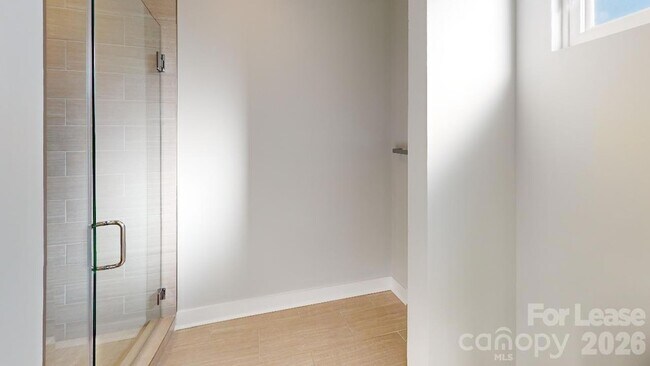 Building Photo - 423 Coxe Ave