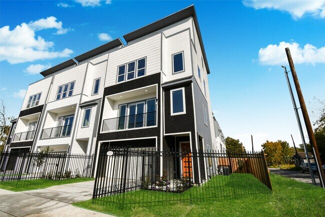 Building Photo - 3233 Tuam St