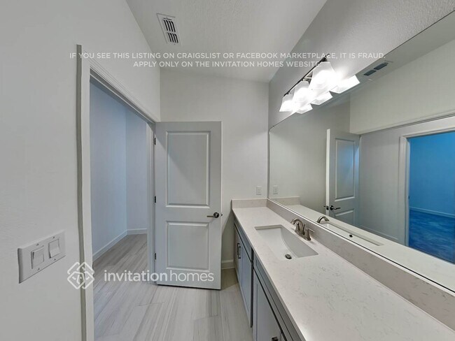 Building Photo - 14246 17 Ct E