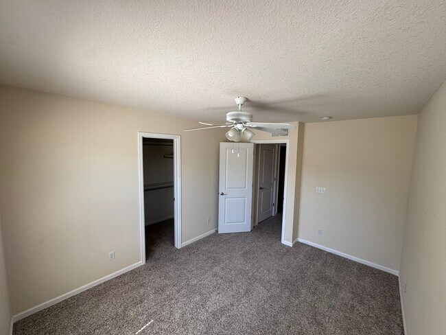 Building Photo - 725 Roslyn St