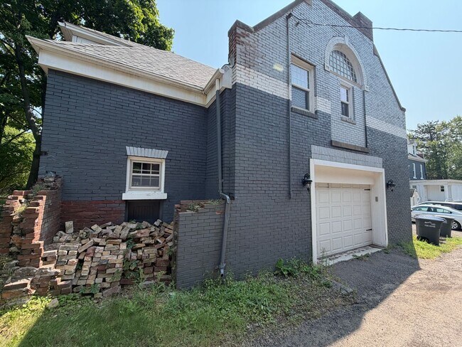 Building Photo - 2307 1/2 E Superior St