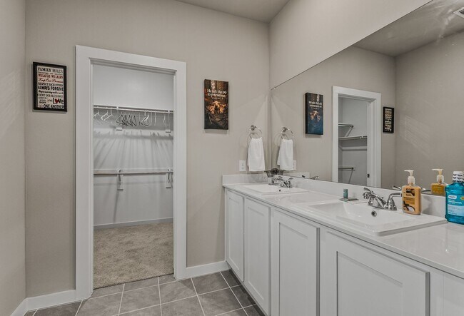Building Photo - 706 Melody Hl Dr
