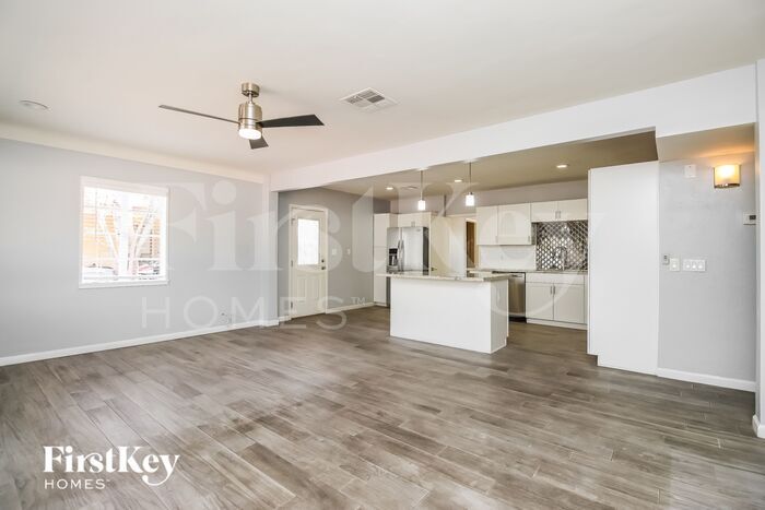 Building Photo - 2417 E Earll Dr