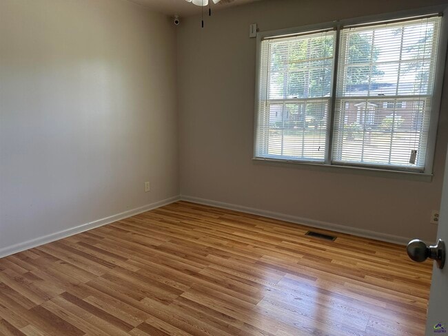 Building Photo - 1218 Creekwood Dr