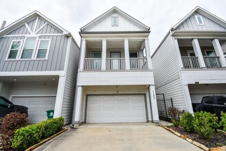Building Photo - 1122 Live Oak St