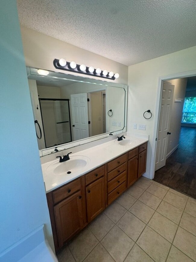 Building Photo - Spacious 4 Bedroom in South Crestview!
