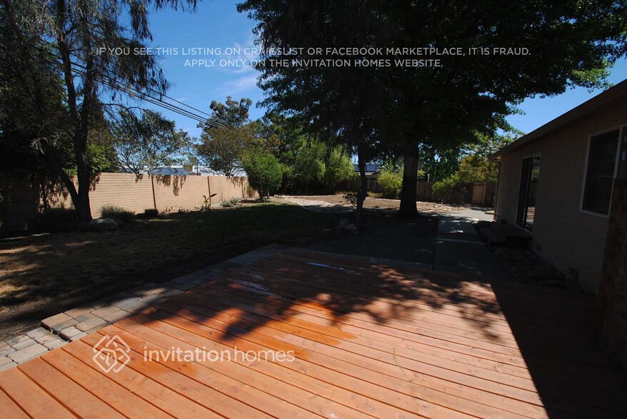 Building Photo - 385 Temple Dr