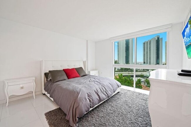 Building Photo - 200 Sunny Isles Blvd