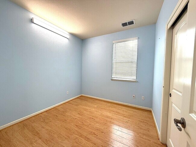 Building Photo - 756 Grandview Terrace