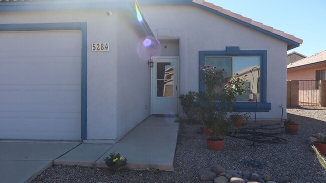 Building Photo - Furnished 3 Bedroom home