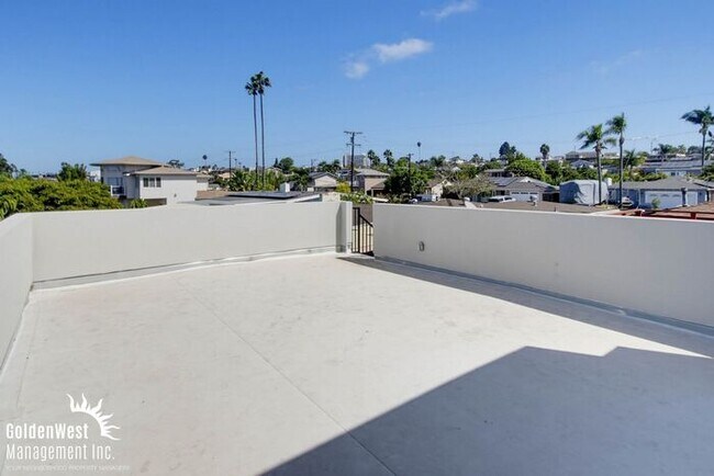 Building Photo - Beautifully Updated 1Bdm 1Ba Apartment with Private Rooftop Deck & Stunning Views!