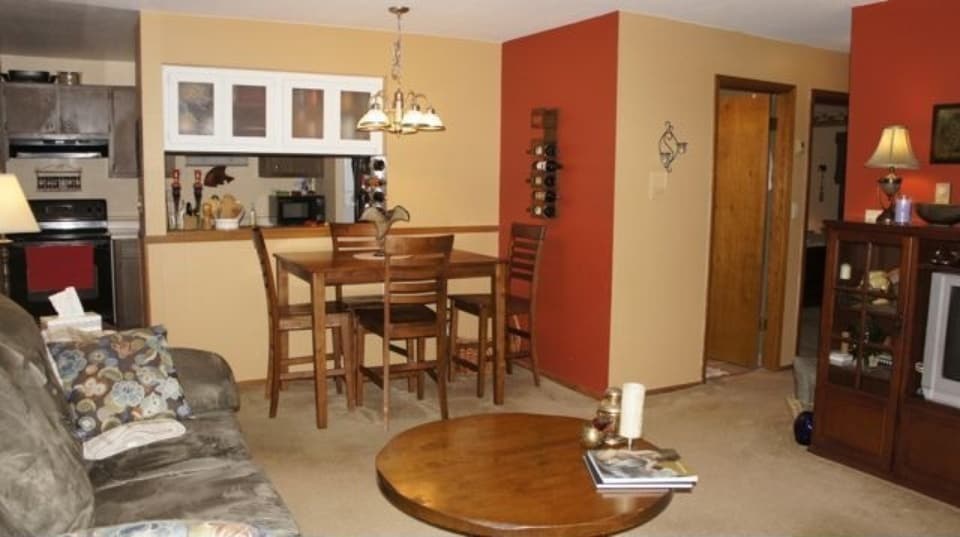 Building Photo - 1551 S Carriage Ln