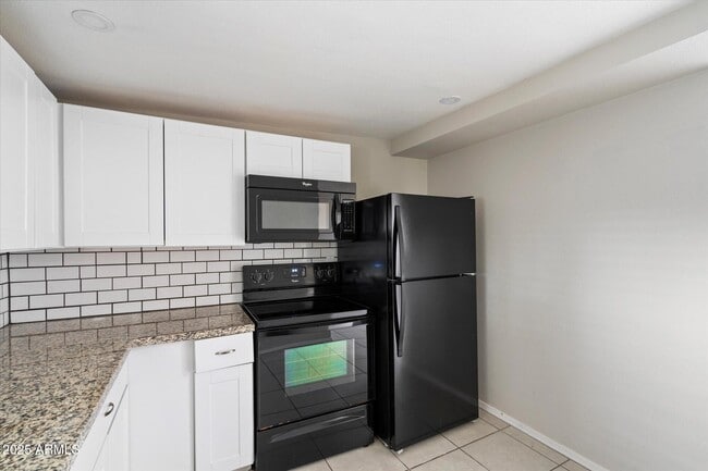 Building Photo - 703 W 1st St