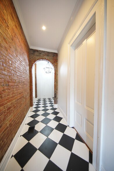 Building Photo - 112 W Ormsby Ave