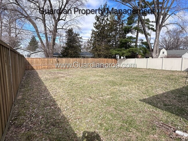Building Photo - St Louis Park Single Family Home, Fenced In yard, Washer/Dryer, Fenced 1 Car Garage