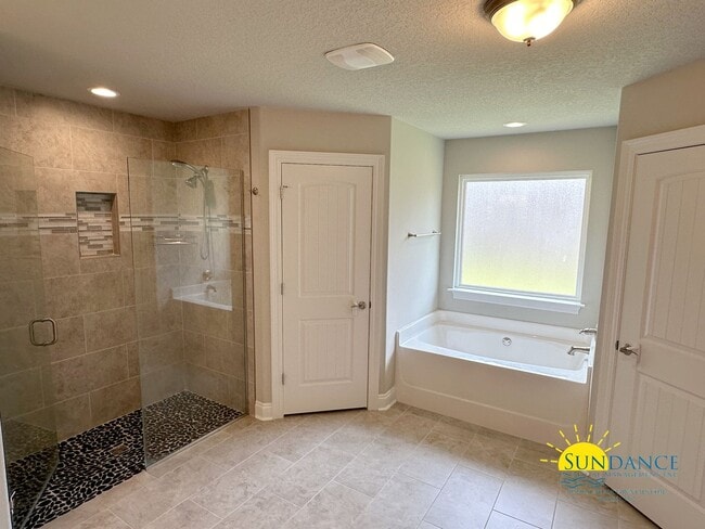 Building Photo - 5 Bedroom like new BEAUTIFUL Navarre home, call today!