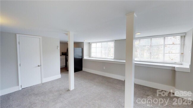 Building Photo - 428 Hawthorne Ln