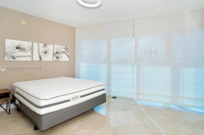 Building Photo - 17001 Collins Ave