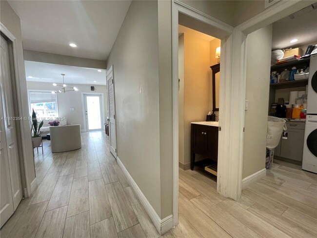 Building Photo - 557 De Leon Dr