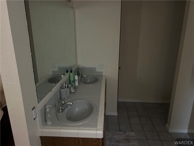 Building Photo - 7098 Kaiser Dr