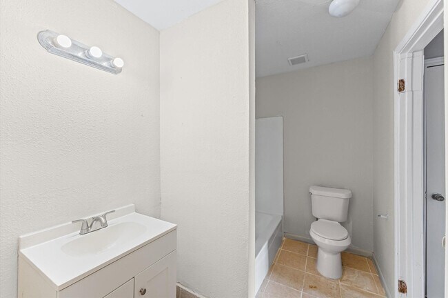 Building Photo - 12206 Ormandy St