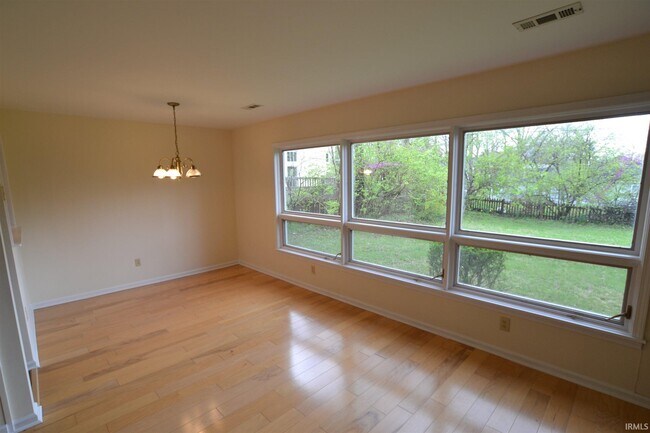 Building Photo - 830 S Woodlawn Ave