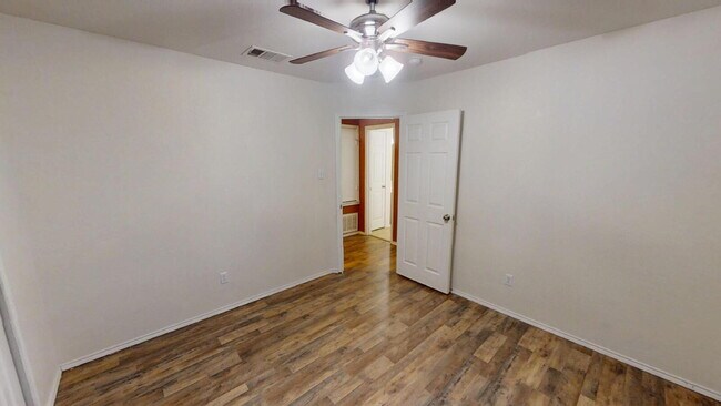 Building Photo - "Spacious 4-Bedroom Gem with 2.5 Baths and...