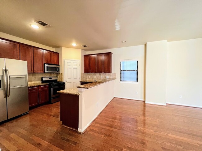 Building Photo - Ready and clean 3 bedrooms in Rice Militar...