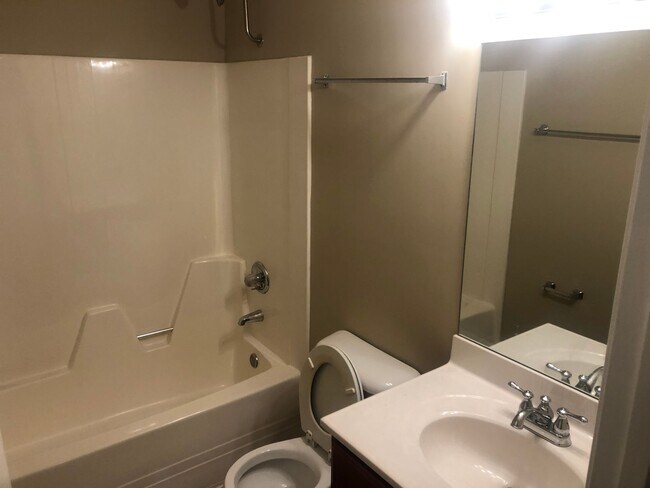 Building Photo - Charming 4-Bedroom Cape Cod Home in Knoxville