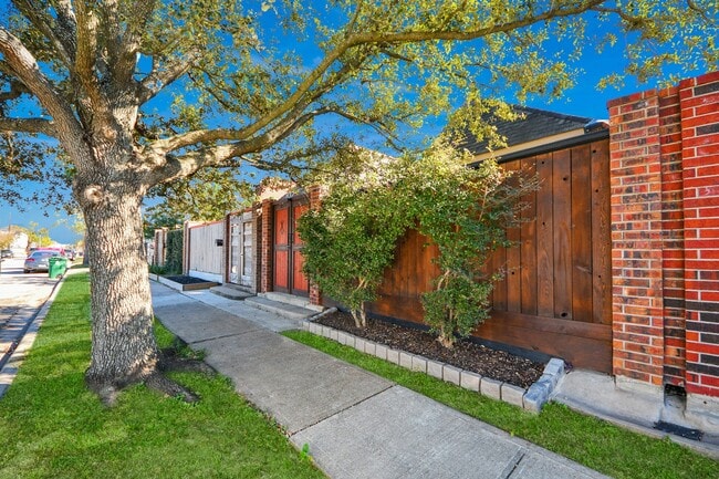 Building Photo - 832 W 27th St