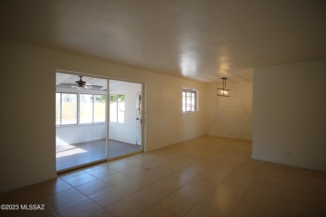 Building Photo - 721 E Joan Pl