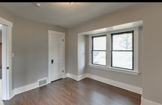 Building Photo - Beautiful & Spacious 3 Bedroom, 2 Bathroom Home in South Omaha – 1,872 Sq Ft