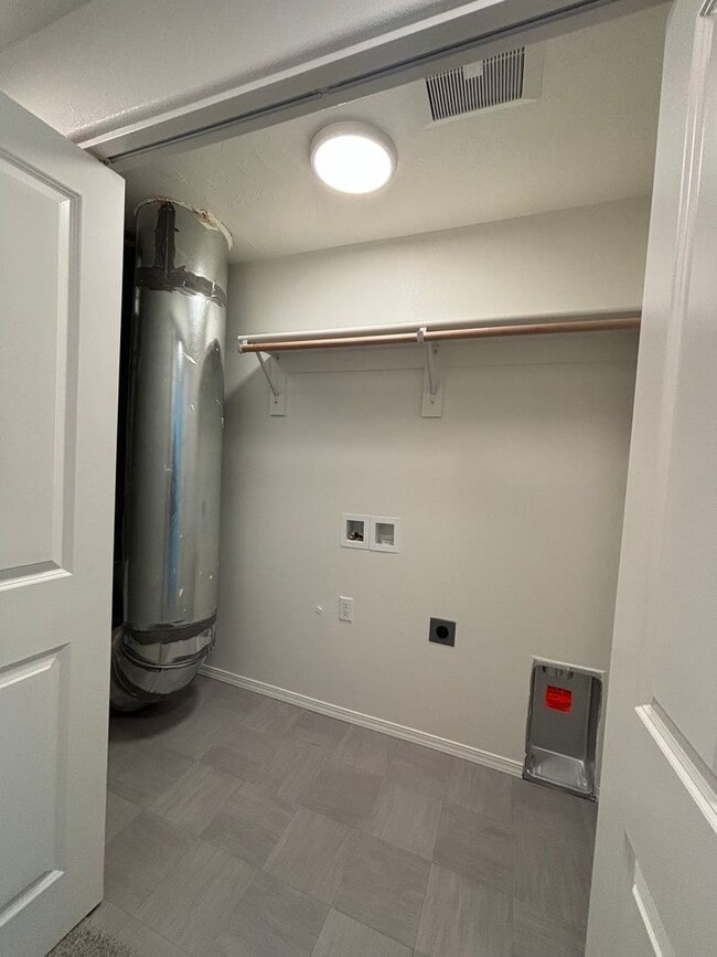 Building Photo - 3bd 2.5ba Townhome - Ready for Move-In