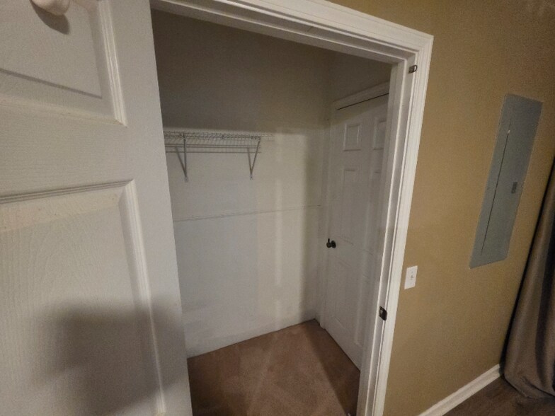 Building Photo - 3374 Royal Oaks Dr