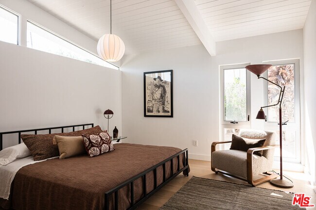 Building Photo - 922 E Anza Dr