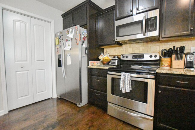 Building Photo - Pet Friendly Five Bedroom!