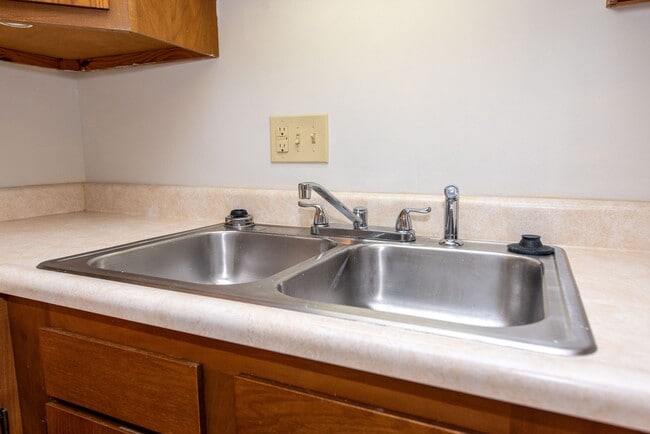 Building Photo - 2 Bedroom Condo Available