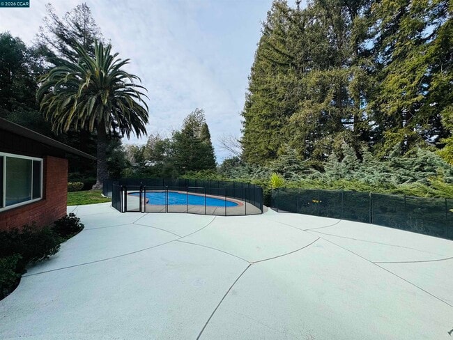 Building Photo - 62 Winding Glen