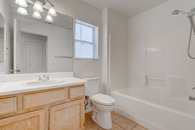 Building Photo - Beautiful 2 Bedroom Home Backing to Greenbelt