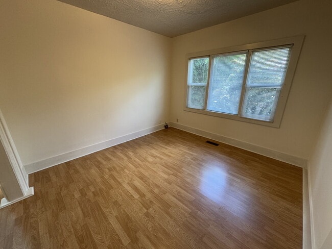 Building Photo - 3 Bedroom, 1 Bathroom Brooklyn Home