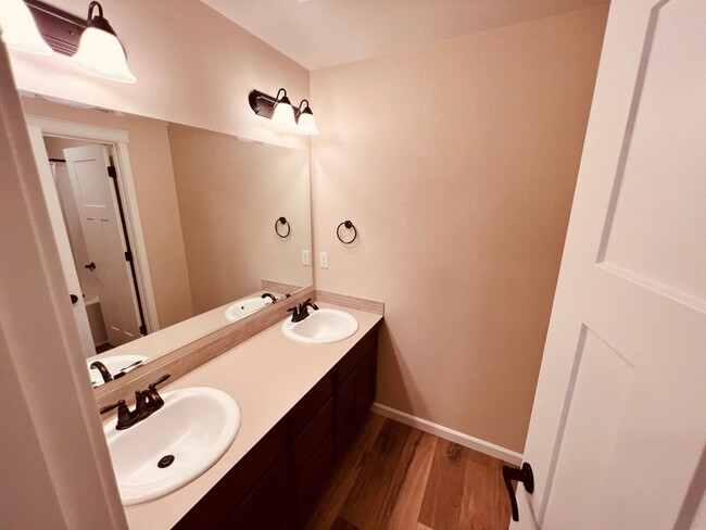 Building Photo - Stunning 5 bedroom W/Bed & Full Bath on Main Floor